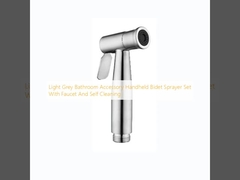 Светло-серое аксессуар для ванной ручной бидетный распылитель с краном и самоочищающимся