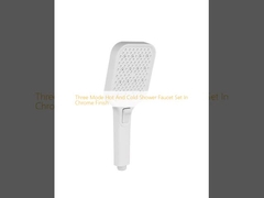 Трехрежимный горячий и холодный душный кран установлен в хромированной отделке