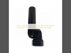 Изогнутая труба, соединяющая трубу подачи воды для смыва с темным бачком унитаза в ванной комнате.